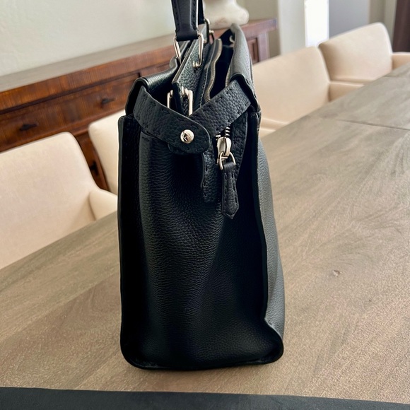 The Iconic FENDI PEEKABOO SELLERIA
Medium Size with 2 way shoulder strap - Picture 6 of 12